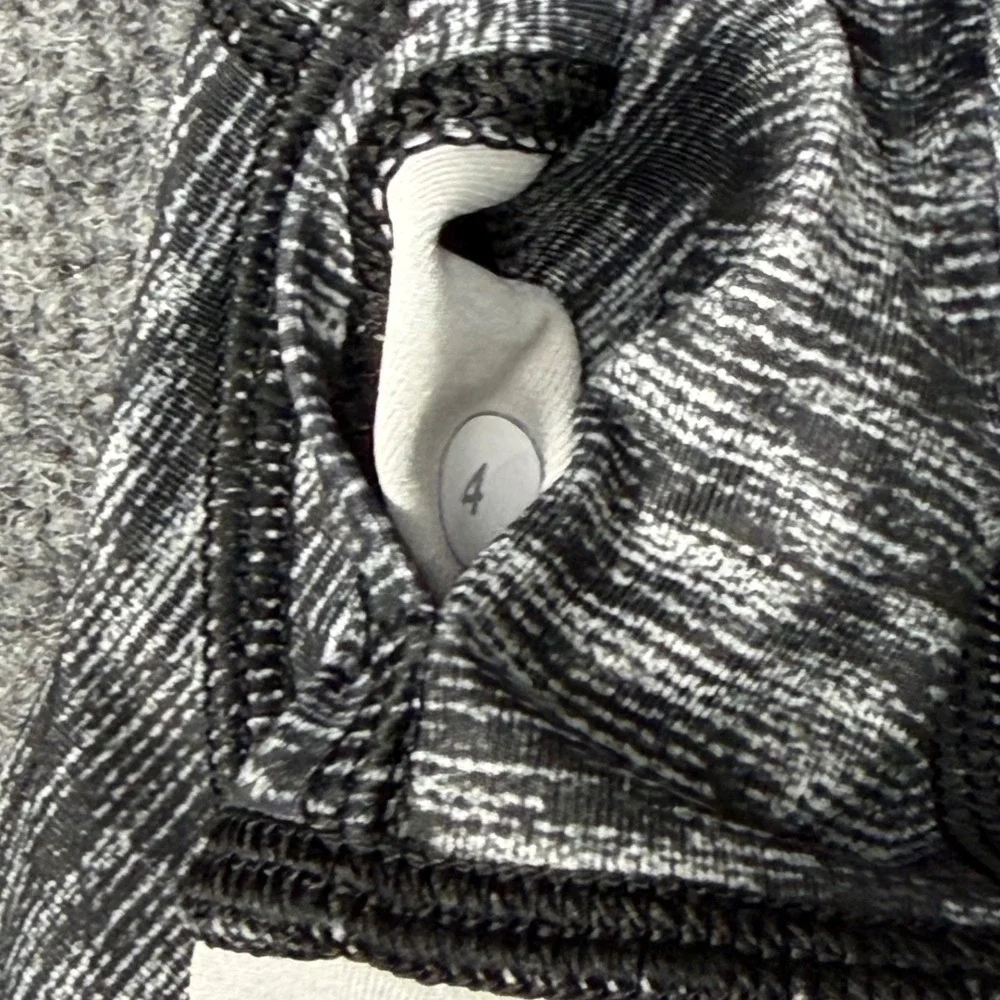 Lululemon Space Dye Black‎ White Mesh Crop Leggings High Rise Size 4 - Picture 4 of 7